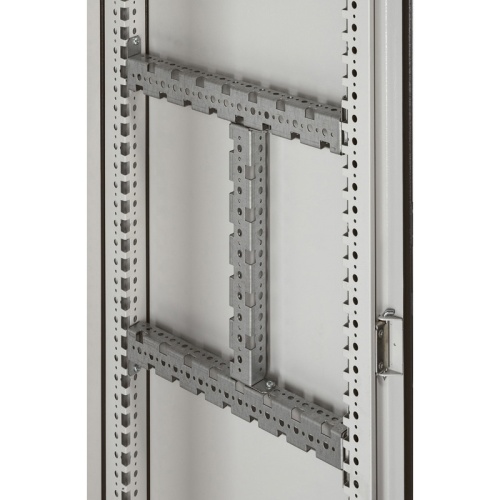 Перфорированный траверс многофункциональный - для шкафов Altis шириной/высотой/глубиной 400 мм | код 048024 |  Legrand